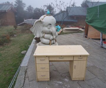 Buddha in groß und die geschwungene Augenbraue