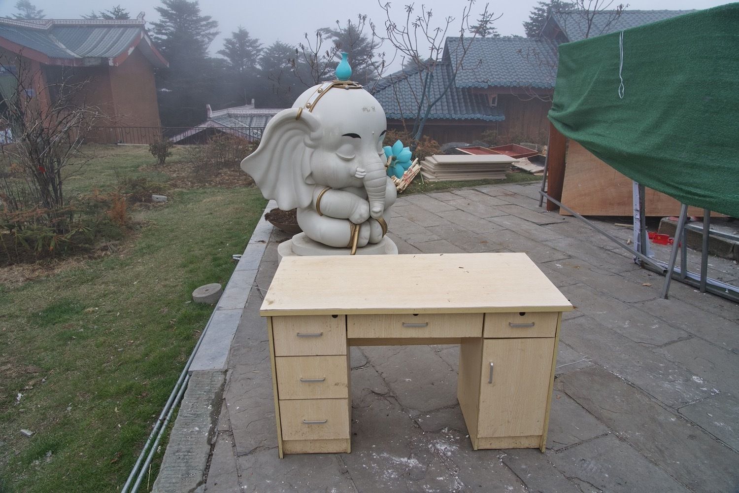 Buddha in groß und die geschwungene Augenbraue